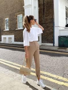 ¡Adiós tacones, hola sneakers! Hemos dado con las claves de estilo que definitivamente debes seguir para llevar tenis a la oficina sin fallar en el intento. The Giving Moment Clothes, Kate Hutchins, Zara Trousers, High Waist Trousers, Casual Work Outfits, Work Outfits Women, Mendoza, Business Casual Outfits, Looks Style