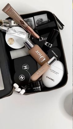 #makeup Expensive Makeup, Makeup Bag Essentials, Minimal Makeup, Makeup Aesthetic, Fancy Makeup, Dior Makeup, Dior Beauty, Clown Makeup, Makeup Obsession