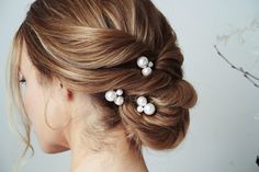 How to style a wedding updo with hairpins - 25 different looks – Debbie Carlisle Bridal Chignon, Pearl Hair Pin Wedding, Headpiece Hairstyles, Pearl Bridal Hair, Bridal Hair Pins Pearl, Bridesmaid Hair Pins, Silver Head Piece, Hair Accessories Pearl, Bridal Hair Jewelry