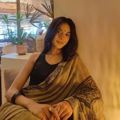 Traditional Day Saree Look, North Indian Fashion, Early 2000s Indian Fashion, Casual Saree Outfit, Kiran Aesthetic, Bangalore Outfits, Saree For Brown Skin Tone, Desi Fashion Aesthetic, Brown Saree Look