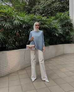 White Pants Hijab Outfit, Pants Hijab Outfit, Singapore Outfit, Office Wear Women Work Outfits, Hijabi Ootd, Foto Ootd, Fashion Inspiration Outfits, Fashion Identity