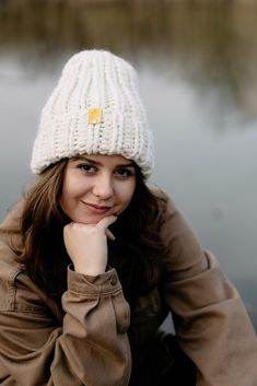 Chunky knitted beanie,  Wool hat for women, Slouchy beanie, Winter hat, Beanie hat,    SPLOTEKA, WOOLY  This chunky knit beanie is great for cool weather.  It's handmade of thick peruvian wool of good quality. It is thick, warm, very fluffy and cozy It can be arranged in several ways. You can wear it as a long beanie with a rolled-up cuff, hugging your head or in a slouchy beanie style. 💛100% Handmade 💛Color: off white and others 💛Materials: 100% peruvian wool 💛DIMENSIONS approximately: leng Long Beanie, Wool Gloves, Beanie Style, Fingerless Mittens, Winter Cap, Knitted Beanie, Handmade Scarves, Hat Beanie, Wool Beanie