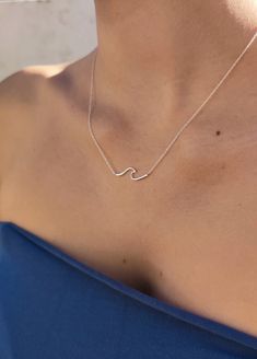 Beautiful delicate necklace in 925 sterling silver with wave.  Chain length: 45 cm / 18 inches  Pendant size: 30 mm  Material: 925 Sterling Silver 🤍 Nickel-free  🤍 Stainless  🤍 Hypoallergenic  🤍 No staining  The necklace comes beautifully packaged and with a personal message on request! With every purchase of a product, you support the work of Oceancare (www.oceancare.org)  **IMPORTANT NOTE ON SHIPPING: Please note that our standard shipping options within Europe do not include a tracking nu Wave Pendant, Surf Jewelry, Wave Necklace, Ocean Jewelry, Silver Christmas, Jewellery Gift, Birthday Woman, Christmas Gifts For Women, Birthday Gifts For Women