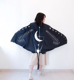 "Stingray Cape - The moon Size: 185 x 150 cm Color : Black & white You can add the pin in \"Destination\" part save the addition shipping fee. Shipping Days: Air Mall 20-25 Working Days (Mon-Fri) ) | pre-order 20-30days" Manta Ray Plush Pattern, Stingray Outfit, Stingray Plush Pattern, Stingray Blanket, Seacore Outfit, Sharkcore Outfits, Sea Bunny, Costume Capes, Concept Clothing