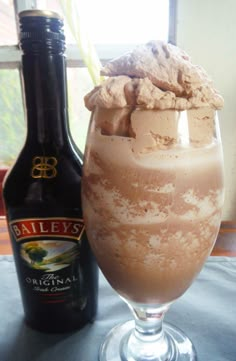 Frozen Bailey's Irish Cream Hot Chocolate with Chocolate Whipped Cream from King's Bakery and Cooking! Irish Cream Hot Chocolate, Milkshake Smoothie, Frozen Hot Chocolate, Baileys Irish, Chocolate Milkshake