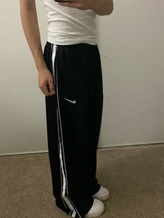 Baggy Nike Sweatpants, Baggy Track Pants Outfit Mens, Nike Baggy Pants, Baggy Sweats Outfit, Baggy Nike Track Pants Men, Sweats Outfit Men, Nike Streetwear Full-length Pants, Nike Leggings Outfit, Nike Baggy Vintage Nylon Track Pants Jogger