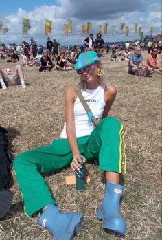 Glastonbury Festival Outfit Ideas 2024, Camp Festival Outfits, English Festival Outfit, Glastonbury Outfit Ideas, Euro Festival Outfit, Festival Outfit Glastonbury, Spring Music Festival Outfit, Midsize Festival Outfit, Rainy Concert Outfit