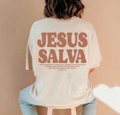 Jesus | roupa cristã | camisa cristã | jovem cristão | marca cristã Modest Christian Clothing, Jesus Sweater, Christian Church Outfit, Christian Streetwear, Jesus Sweatshirts, Christian Music Videos, Christian Relationship Advice, Bible Verse Shirt, Women's Button Down Shirt