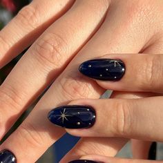 Star Nail Aesthetic, Nail Colours For Short Nails, Dark Blue With Stars Nails, Midnight Nail Art, Navy Nails Inspiration, Night Sky Manicure, Winter Nails Stars, Dark Nails With Stars, Star Nail Inspiration