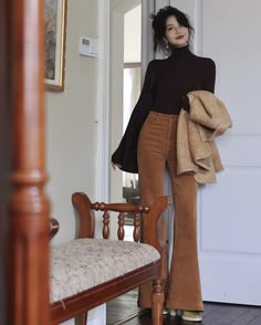 Artsy Elegant Outfit, Elegant 70s Fashion, Kelifaneoi Outfit, Soft Feminine Outfits Classy Casual, Messy French Girl Outfits, Winter Elegant Outfit, Outfit Pantalon Vino, Vintage Classy Outfits, Cute Christmas Outfits