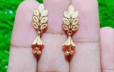 Gold Earrings For Kids, Small Earrings Gold, Gold Earrings Indian, Simple Gold Earrings, Gold Jhumka Earrings, Gold Jewelry Outfits, New Gold Jewellery Designs, Gold Earrings Models