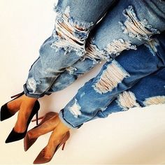 ripped jeans + pumps. Jeans Trend, Moda Denim, Look Jean, Shoes Comfy, Diy Vetement, Jean Trends, Boyfriend Jean, Destroyed Jeans, Jeans Boyfriend