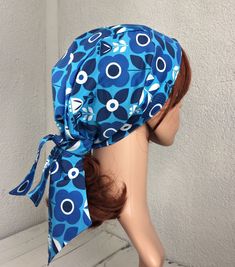 a mannequin head wearing a blue patterned scrub hat