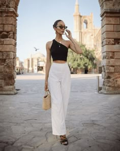 Classy Summer Outfits, Europe Outfits, Perfect Summer Outfit, Italy Outfits, Elegante Casual, Inspired Outfits, Mode Inspiration, White Pants, Minimalist Outfit