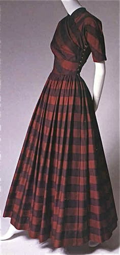 Claire McCardell - Irish inspired modest dress Tartan Dress Outfit, Red Maxi Skirt Outfit, Vintage Flare Dress, Vintage Plaid Dress, Red Tartan Dress, Prettiest Dresses, Claire Mccardell, Irish Dress, Look Retro