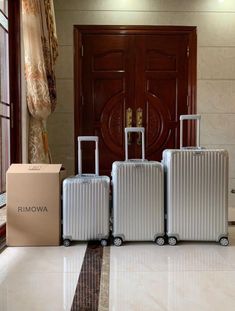 Rimowa Luggage Aesthetic, Koper Traveling, Expensive Luggage, Aesthetic Luggage, Suitcase Aesthetic, Luxury Suitcase, Rimowa Luggage, Designer Suitcases, Cute Travel Outfits