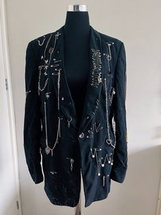 Pinned Blazer . . . . . #fashion #safetypins #punk #grunge #gothic #aesthetic #darkaesthetic #fashiondesign #design #alternative #alt #altfashion #recycling #recyclingfashion #upcycling #upcyclingfashion #gothaesthetic #blazer #vest Fancy Punk Outfits, Blazer Upcycle, Punk Suit, Punk Professional, Techno Outfit, Punk Style Outfits, Battle Jacket