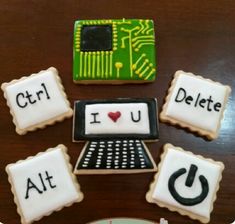 some cookies that are sitting on top of a table with the words i love laptops