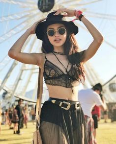 Boho Chic All Black Coachella Street Style Outfits - LookVine Celebrity Coachella Outfits, Electro Festival Outfit, Fashion Design Inspiration, Boho Festival Outfit, Festival Outfits Rave, Edc Outfits