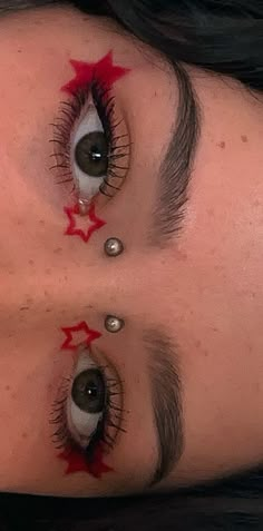 Bold Make Up, Cute Eyeliner Designs, Fun Graphic Eyeliner, Usa Makeup Looks, Alt Emo Makeup, Creative Eyeliner Ideas, Inner Corner Star Eyeliner, Pre Shower Makeup Ideas Funny, Makeup Inspo Alt