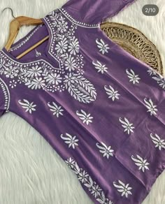 Chikankari Kurti Cotton, Lucknowi Chikankari Short Kurti, Short Chickenkari Kurti With Jeans, Short Cotton Kurti Designs Summer, Chikankari Kurta Short, Black Short Kurti, Short Kurta Designs Women, Short Kurti Look, Short Cotton Kurti