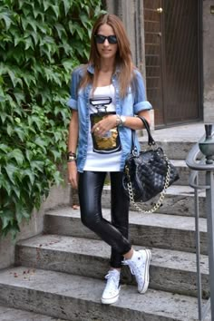 Outfits Leggins, Casual Chique Stijl, Converse Outfits, Look Legging, Tennis Shoes Outfit, How To Wear Leggings, Black Leather Leggings, Blue Denim Shirt