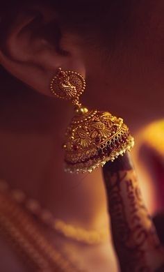 Temple Jewellery Earrings, Antique Jewelry Indian, Antique Gold Jewelry, Bangles Jewelry Designs, Gold Jewelry Earrings, Gold Jewelry Simple, Bridal Gold Jewellery Designs