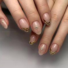 Nail Art With Gold Chrome, Clean Nail Art Classy, Gold Tip Manicure, Gold Chrome Nail Designs, Raised Nail Designs, Holiday Nails Round, French Tip Nails With Gold Design, Short Nail Designs Gold, Winter Round Nails