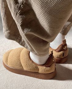 Adidas Slippers, Brown Shoes, Studio Art, Wedge Sneakers, Boots And Sneakers, Beard Styles, Winter Shoes, High Top Sneakers