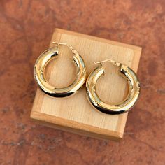 14K yellow gold shiny-finish, chunky, tube round hoop earrings. Beautiful, thick, and small size hoops! Length: 27mm Width: 27mm Inner diameter: 16mm Thickness: 6mm Weight: 4.34 grams Stamped 14k on latch Latch back closure Hollow tubes Solid 14k gold Hoop Gold Earrings, Pearl Accessories, White Gold Bracelet, Back Jewelry, White Gold Necklaces, White Gold Earrings, Rose Gold Bracelet, Yellow Gold Bracelet, Yellow Gold Pendants