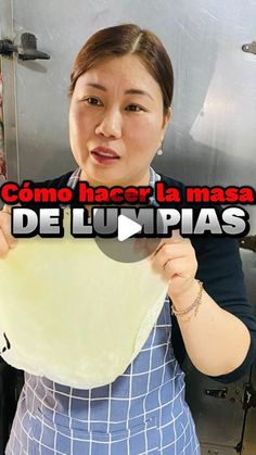 a woman holding up a pizza in front of her face with the words, como hacera masa de lupias