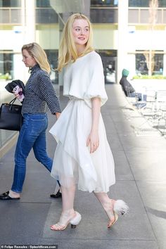 Skirt And Sweater, White Heels, Elle Fanning, Looks Chic, Whips, All White