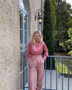 Colorful Outfits Classy, Monochromatic Trouser Outfit, Light Pink Monochrome Outfit, Pink Satin Trousers Outfit, Soft Autumn Pink Outfit, Bright Feminine Aesthetic, Chic Pink Outfits, Professional Outfits Women Colorful, Colorful Classic Style