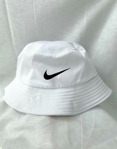 onde eu escrevo meu Script #fantasia # Fantasia # amreading # books # wattpad White Nike Hat, Nike Inspired, Trendy Caps, Hat Aesthetic, Luxury Hats, Cute Nike Outfits, Nike Hat