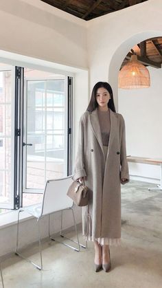 Chic and professional female Korean lawyer outfits that blend style and confidence. Discover the perfect looks for a powerful impression. Fation Design, Outfits Faldas, Meeting Outfit, Cozy Life