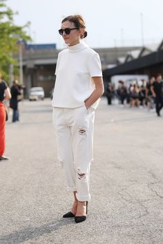 NYFW Street Style Day 3 Best White Jeans, White Boyfriend Jeans, White Clothes, Nyfw Street Style, Double Denim, Almost Famous, Street Style Inspiration, Alexa Chung