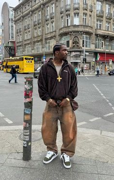 Brown Outfit Streetwear, Fall Drip Outfits Men, Brown Streetwear Outfit, Streetwear Outfit Men, Cargo Pants Outfit Men, Brown Pants Outfit