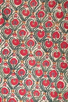 an old wallpaper with red and green designs