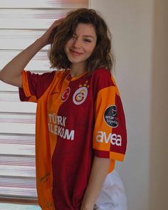 Biker Girl Style, Iranian Beauty, Classy Hairstyles, Jersey Outfit, Soccer Girl, Beautiful Dresses For Women, Grunge Girl, Style Challenge, Power Girl