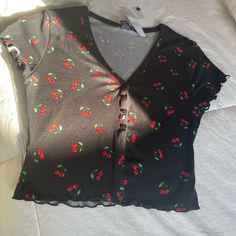 Cute Cherry Print Crop Top New Excellent Condition Cute Black Short Sleeve Tops, Black Y2k V-neck Tops, Black V-neck Y2k Tops, Cute Black T-shirt For Spring, Cute Black T-shirt For Summer, Black Y2k Tops For Spring, Black Y2k Summer Top, Cherry Top Outfit, Cherry Outfit Ideas