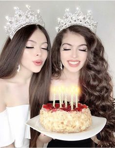 Twin Birthday Pictures, Sisters Photoshoot Poses, Fall Wedding Hairstyles, Matching Outfits Best Friend, Twins Birthday, Sisters Photoshoot, Beautiful Casual Dresses