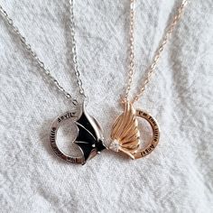 Magasinez nos colliers minimalistes en or et en argent avec cercle magnétique.  Les pendentifs de couple diable et angélique sont délicats et minimalistes adaptés aux couples, aux amoureux, aux meilleurs amis, etc. Le prix mentionné est pour une paire de bijoux, c'est-à-dire 2 pendentifs et chaînes ---------- COMMENT COMMANDER ---------- - S'il vous plaît passer une commande d'abord, puis via Conversations s'il vous plaît nous fournir la gravure dans le format mentionné ci-dessous: Gravure de pe Couples Matching Jewelry, Friendship Christmas Gifts, Angel Couple, Circle Necklaces, Devil And Angel, Couple Pendant, Gift Box Jewelry, Magnetic Necklace, Necklaces Set