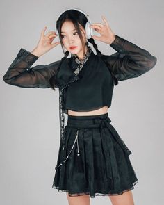 Hanbok Outfit Modern, Modern Hanbok Outfit, Black Hanbok, Hanbok Aesthetic, Chinese Dress Modern, Fashion Outfits Korean, Fashion Design Books