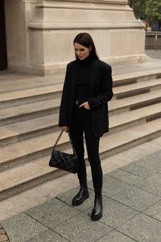 All Black Office Outfit Winter, All Black French Outfit, All Black Proffesional Outfit, All Black Female Outfit, All Black Mom Outfit, Women’s All Black Outfit, All Black Outfit For Work Winter, Full Black Outfit Classy, All Black Style Casual