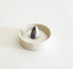 These sweet little Sardine Head or Tail Bowls are handcrafted and hand-painted and oh so seriously cute! Made of high-quality porcelain, the tray features a glossy food-safe finish inside, as well as a hand flared and pinched rim. A perfect gift for any chef. 3” Dia x 1” H Finger Puppets Diy, Hand Flare, Salt Bowl, Salt Dish, Puppets Diy, Artisanal Design, Kit Home, Air Dry Clay, Trinket Dishes