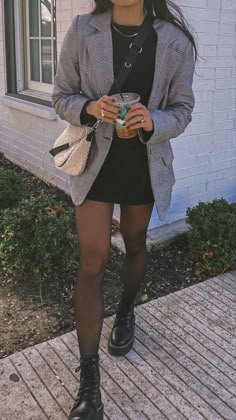 Combat Boot Outfit, Stile Blair Waldorf, Dr Martens Outfit, Adrette Outfits, Doc Martens Outfit, Fest Outfits, Mode Inspo, Autumn Outfit, Outfit Inspo Fall