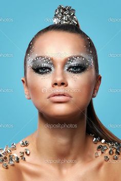 maquillaje y peinado futurista - Buscar con Google Masquerade Mask Makeup, Dance Competition Makeup, Dance Competition Hair, Unconventional Makeup, Competition Makeup, Lego Film, Futuristic Makeup, Festival Makeup Glitter