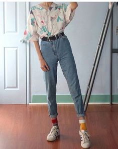 Ways To Style Mom Jeans, Style Mom Jeans, Fashion 1980s, Cooler Style, Fashion 90s, Look Retro, Jeans Outfit Casual, 80s Outfit