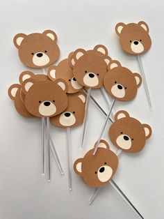 brown bear cupcake toppers on sticks are arranged in the shape of teddy bears