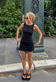 27 Beautiful European Summer Outfits for 2024: Trendy, Chic, and Stylish Looks European Summer Outfits, Europe Outfits, Joan Jett, Neue Outfits, Sleeveless Short Dress, Festival Looks, Mode Inspo, Mode Inspiration, Spring Summer Outfits